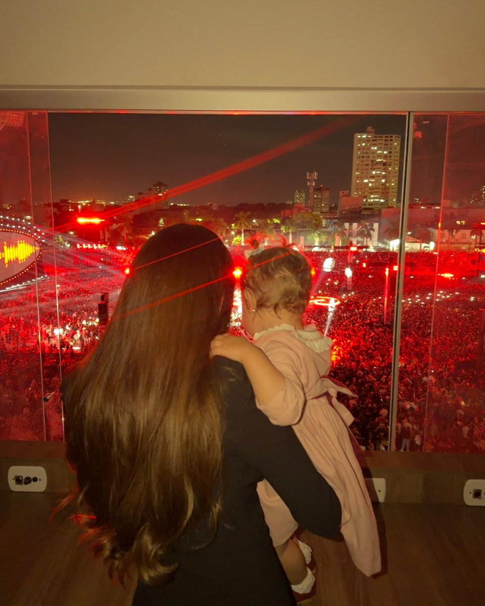 HugoGloss's tweet photo. Que amor! 🥹 Serena, filha de Luan Santana e Jade, acompanha show do papai pela 1ª vez. 

📸: Larissa Queiroz https://t.co/aM326QhxP6
