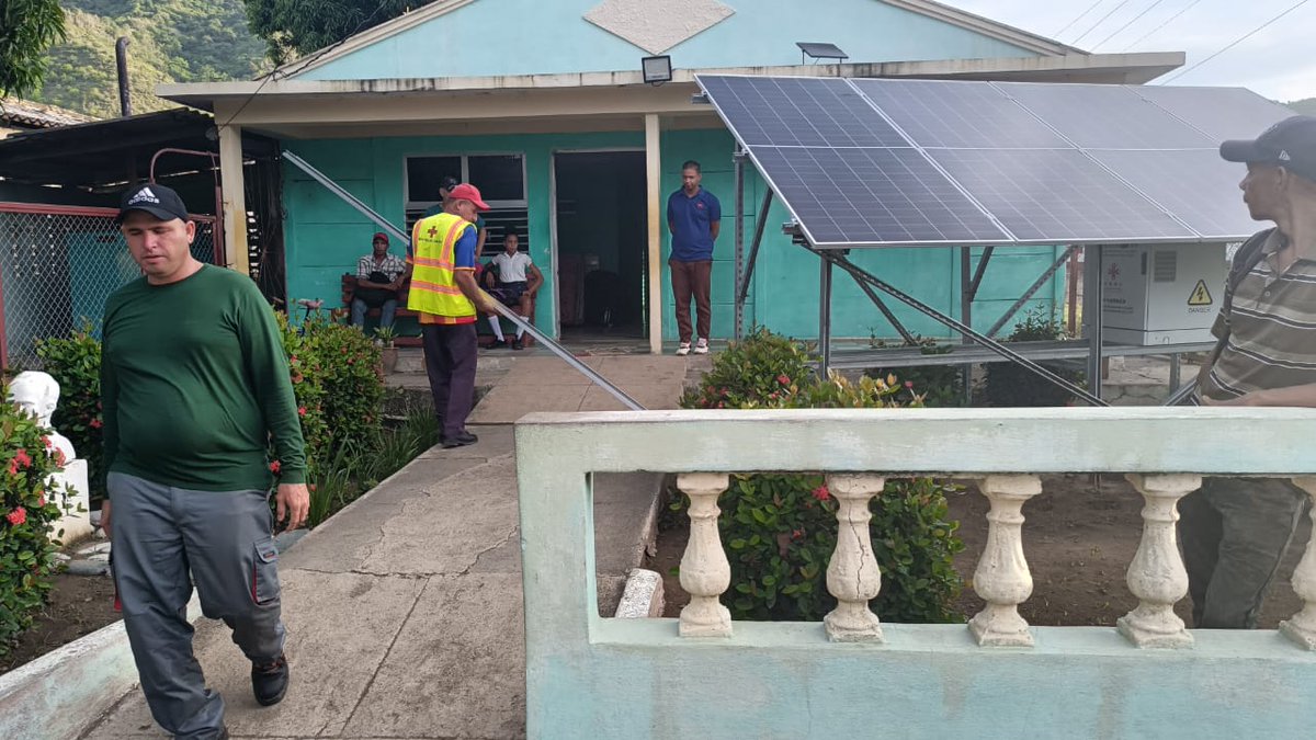 MINSAPCuba's tweet photo. 🇨🇺❤️ En Santiago de Cuba se instalan sistemas fotovoltaicos en cinco policlínicos y un consultorio médico, gracias al apoyo solidario de la Federación Internacional de la Cruz Roja y la Media Luna Roja.

#CubaPorLaVida #CubaNoEstáSola https://t.co/kXTQWHxffg