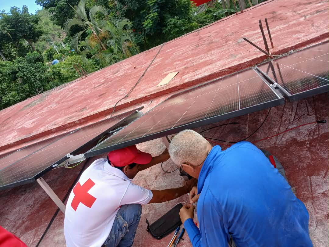 MINSAPCuba's tweet photo. 🇨🇺❤️ En Santiago de Cuba se instalan sistemas fotovoltaicos en cinco policlínicos y un consultorio médico, gracias al apoyo solidario de la Federación Internacional de la Cruz Roja y la Media Luna Roja.

#CubaPorLaVida #CubaNoEstáSola https://t.co/kXTQWHxffg