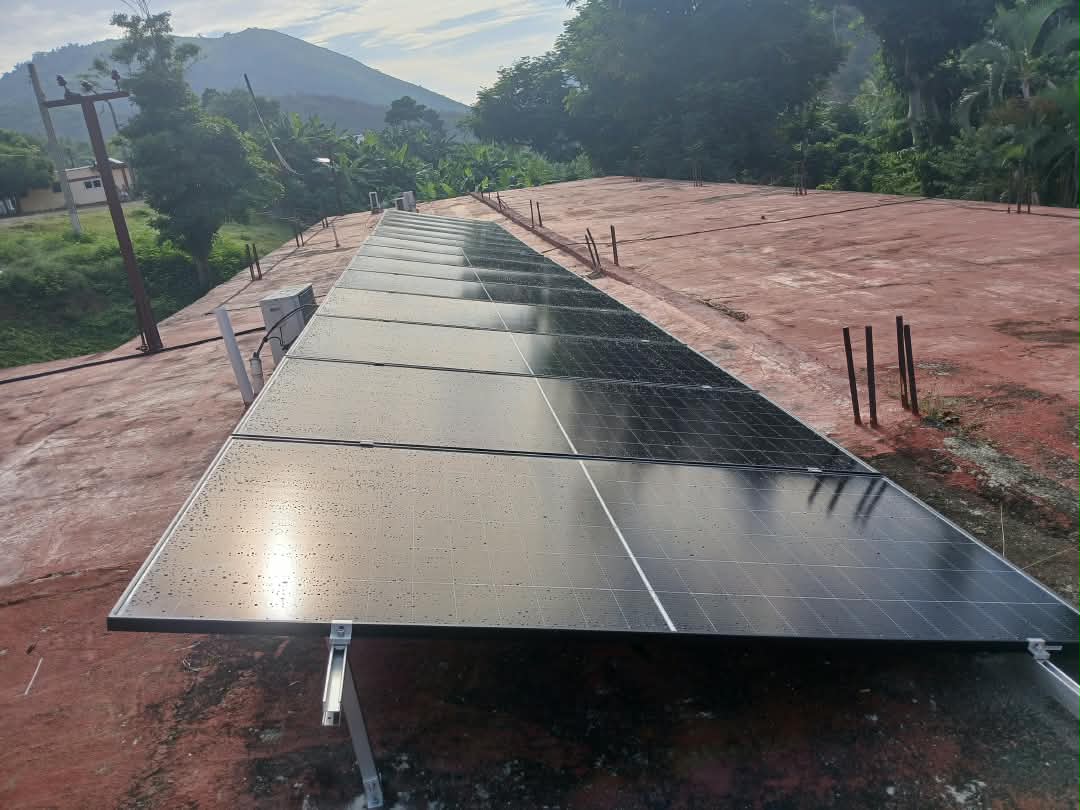 MINSAPCuba's tweet photo. 🇨🇺❤️ En Santiago de Cuba se instalan sistemas fotovoltaicos en cinco policlínicos y un consultorio médico, gracias al apoyo solidario de la Federación Internacional de la Cruz Roja y la Media Luna Roja.

#CubaPorLaVida #CubaNoEstáSola https://t.co/kXTQWHxffg