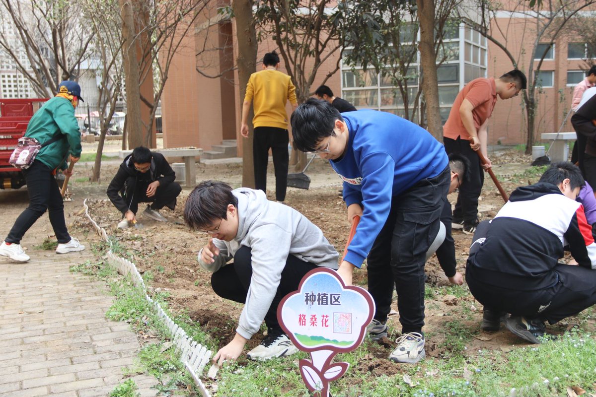 NetaHalletp1w's tweet photo. Ven este sábado al parque central para nuestro taller comunitario de jardinería! Aprende a cultivar plantas urbanas, comparte semillas con vecinos y disfruta de un café gratis. Te esperamos desde las 10 de la maana! https://t.co/MoCvEmaT3s