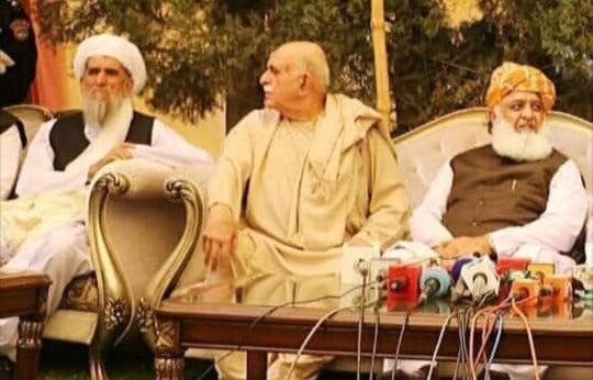 Abdullah_jui313's tweet photo. علم کے ساتھ حلم، فقاہت کے ساتھ فراست، سیاست میں صداقت — یہی تو مولانا حنیف شہید کا طرہ امتیاز تھا۔ وہ گئے تو خلا رہ گیا جو پر نہیں ہو سکا۔
#یوم_شہادت_مولانامحمدحنیف https://t.co/5na1tWPNZZ
