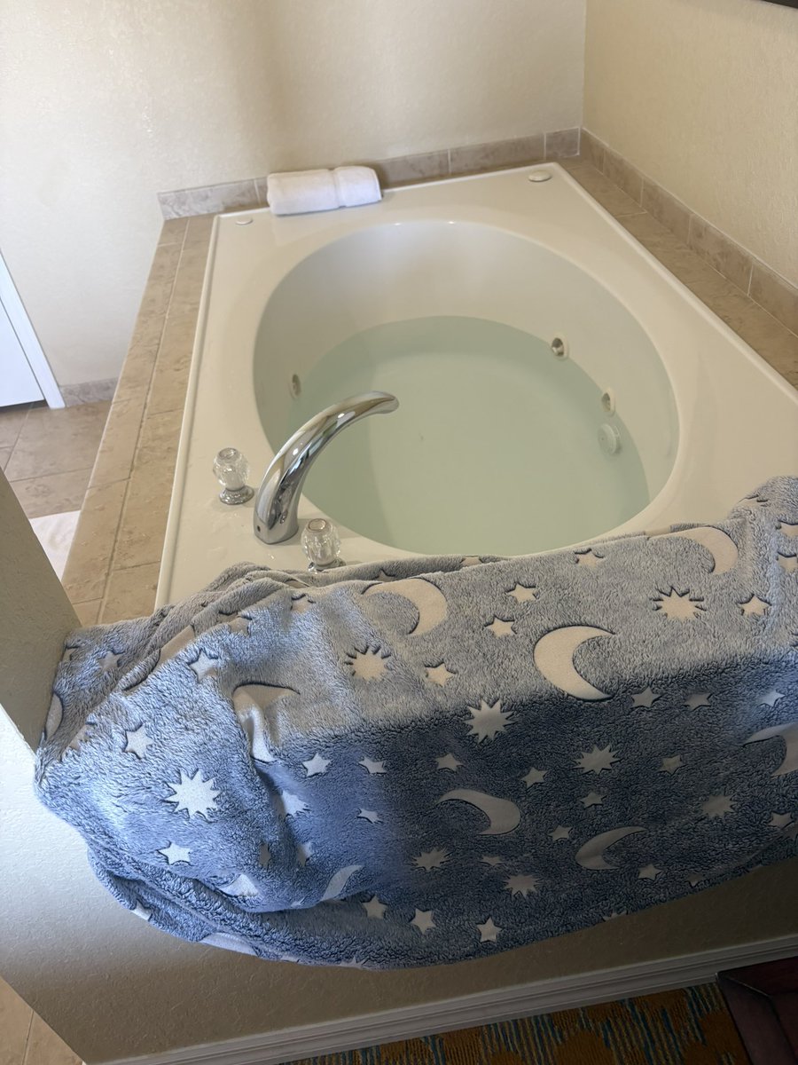 Amy_Markwood's tweet photo. My magic blanket manifested exactly what I have been yearning for, a personal jacuzzi tub. Thank you for this thoughtful gift 🙏✨❤️
#manifestation #myheartoverflows #Healing #DivineBlessings #fypシ゚viral https://t.co/UWAjCmg7mB