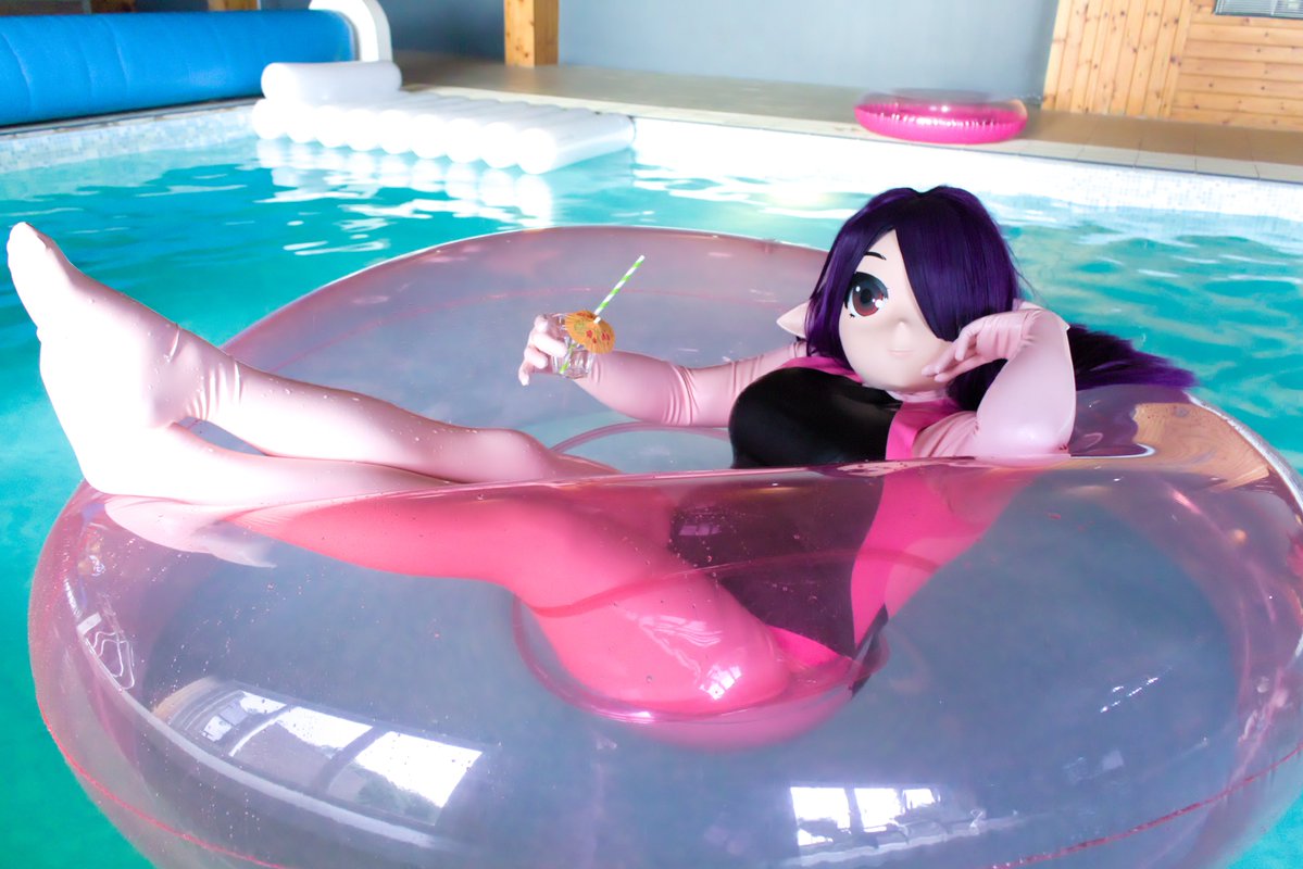 Xelphie9000's tweet photo. Don't mind me - just a squeaky rubber elf relaxing in a squeaky rubber ring minding her squeaky rubber business~ 💋

📸: @KarmaKig 
#loonergirl #latex #pool https://t.co/hHn9fkuhlA