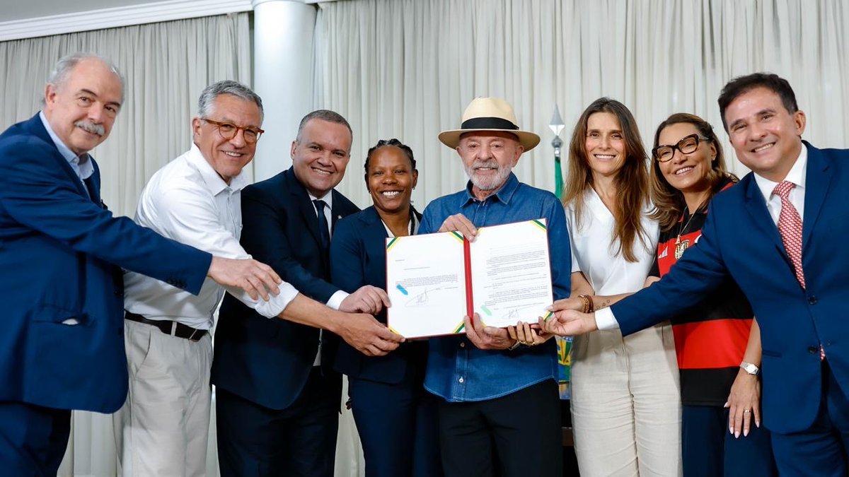 LulaOficial's tweet photo. Sancionei hoje a Lei do Futebol Feminino, que torna o desenvolvimento da modalidade uma prioridade da política esportiva nacional. É mais um passo para fortalecer o futebol das mulheres no Brasil e garantir melhores condições para quem está começando, para quem já joga profissionalmente e para quem trabalha dentro e fora de campo.

A lei prevê a profissionalização gradual das competições, incentiva a igualdade de oportunidades e salarial, garante às meninas e mulheres condições equivalentes de formação, protege a gravidez e a maternidade e reforça o combate à discriminação e à violência no futebol. 

Também queremos cada vez mais mulheres como treinadoras, árbitras, gestoras e dirigentes.

As mulheres já conquistaram muito espaço no futebol brasileiro. O que queremos é que tenham cada vez mais oportunidades, respeito e condições para ir ainda mais longe.

📸 @ricardostuckert