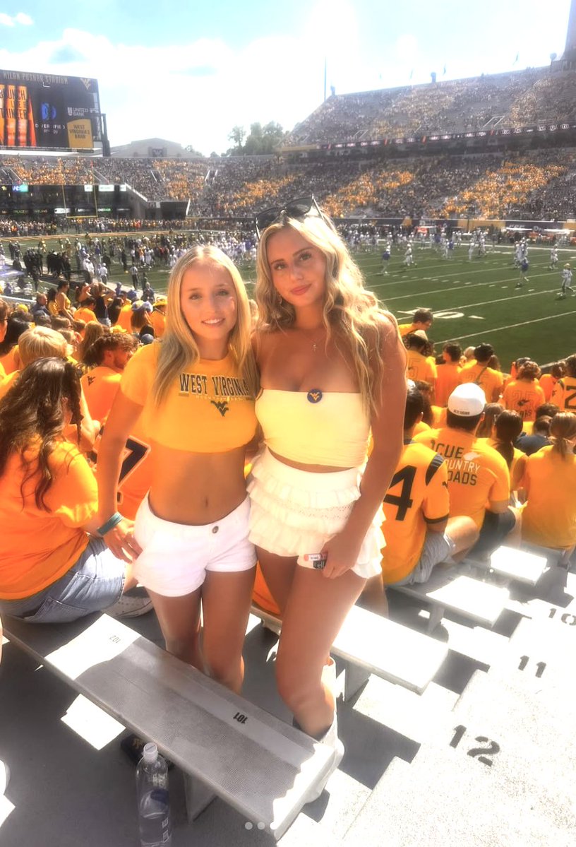 CampusLegendsHQ's tweet photo. Country roads, take me home to Erica of West Virginia 🏔️🔥 

Campus Legend.

📸 IG: _erica.jadee https://t.co/ILzowaKTme