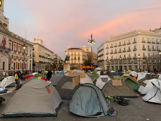 plario214541's tweet photo. Que sepa todo el mundo , que la acampada  en la Puerta del Sol es ilegal . La UIP somos una unidad muy jerarquizada ,y  la competencia de parar esto es de  la Delegación del Gobierno . No hay más responsables que el propio Gobierno . A ellos les interesa paralizar Madrid . https://t.co/K2ylbQBETg