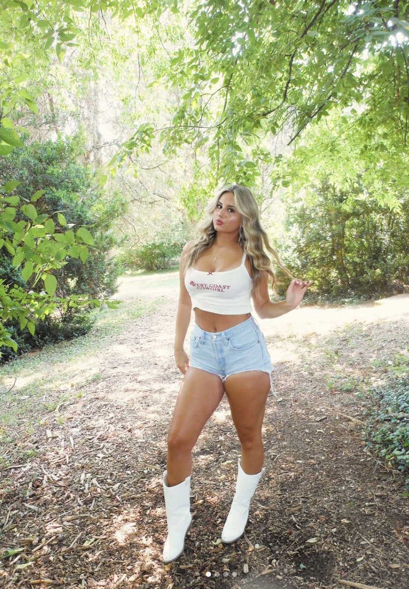 CampusLegendsHQ's tweet photo. Country roads, take me home to Erica of West Virginia 🏔️🔥 

Campus Legend.

📸 IG: _erica.jadee https://t.co/ILzowaKTme