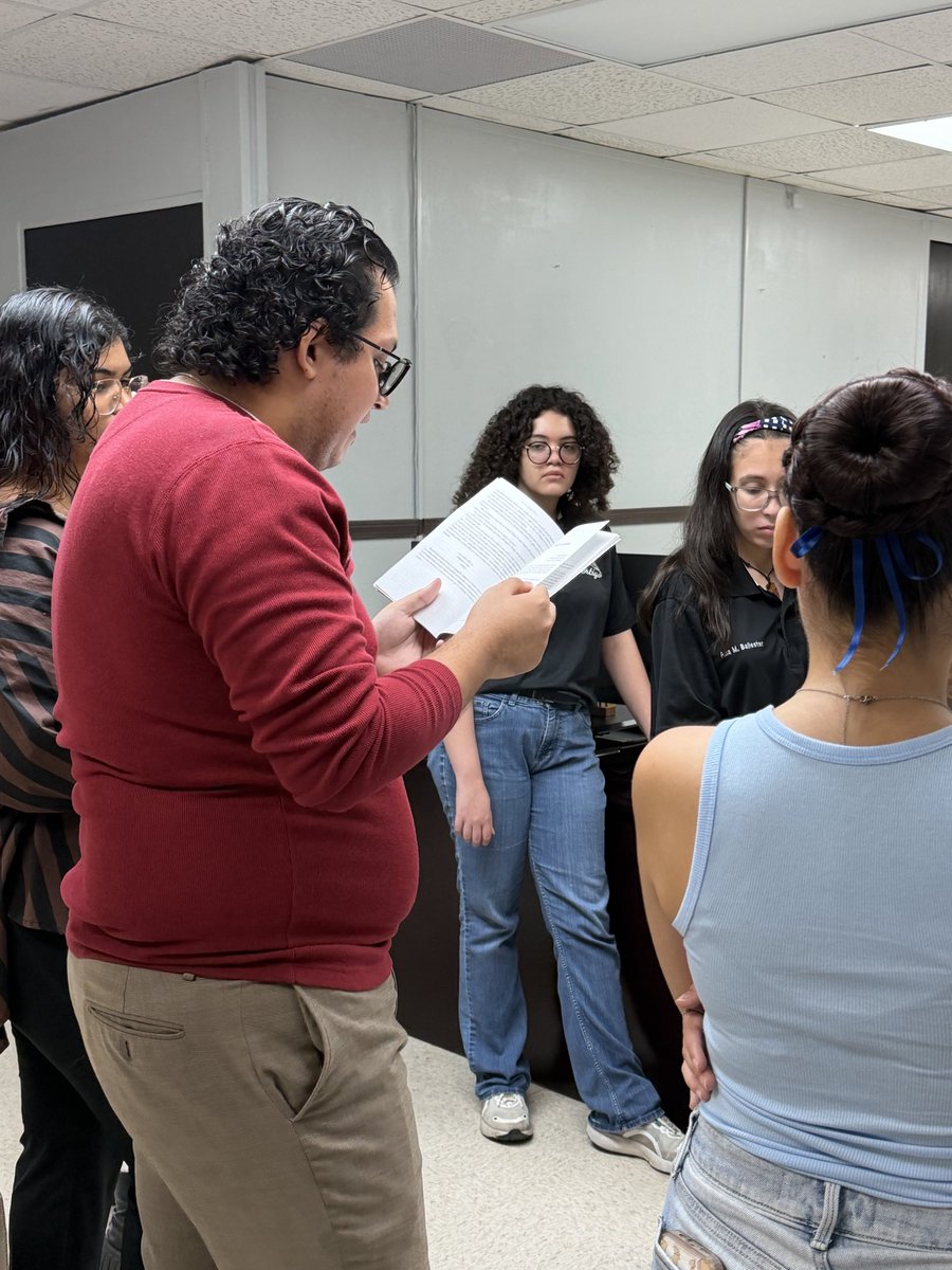 vertigouprh's tweet photo. La semana pasada, #Vértigo llevó el deleite de la poesía a diferentes espacios de la universidad en su primera lectura pública del semestre.
#LecturaPública #Poesía #Español #UPRH #SiempreBúhos https://t.co/9pfH0ZVPIg