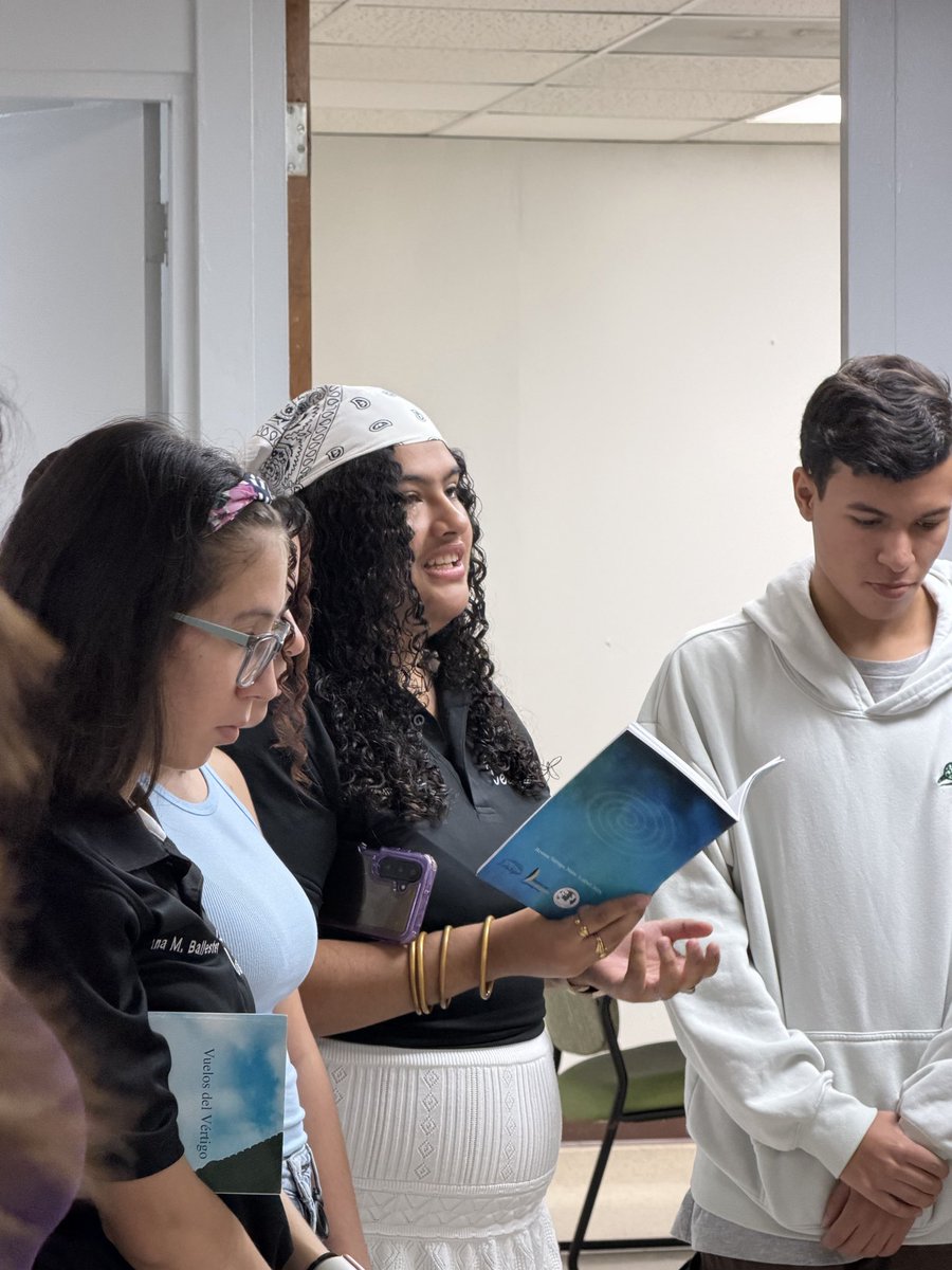 vertigouprh's tweet photo. La semana pasada, #Vértigo llevó el deleite de la poesía a diferentes espacios de la universidad en su primera lectura pública del semestre.
#LecturaPública #Poesía #Español #UPRH #SiempreBúhos https://t.co/9pfH0ZVPIg