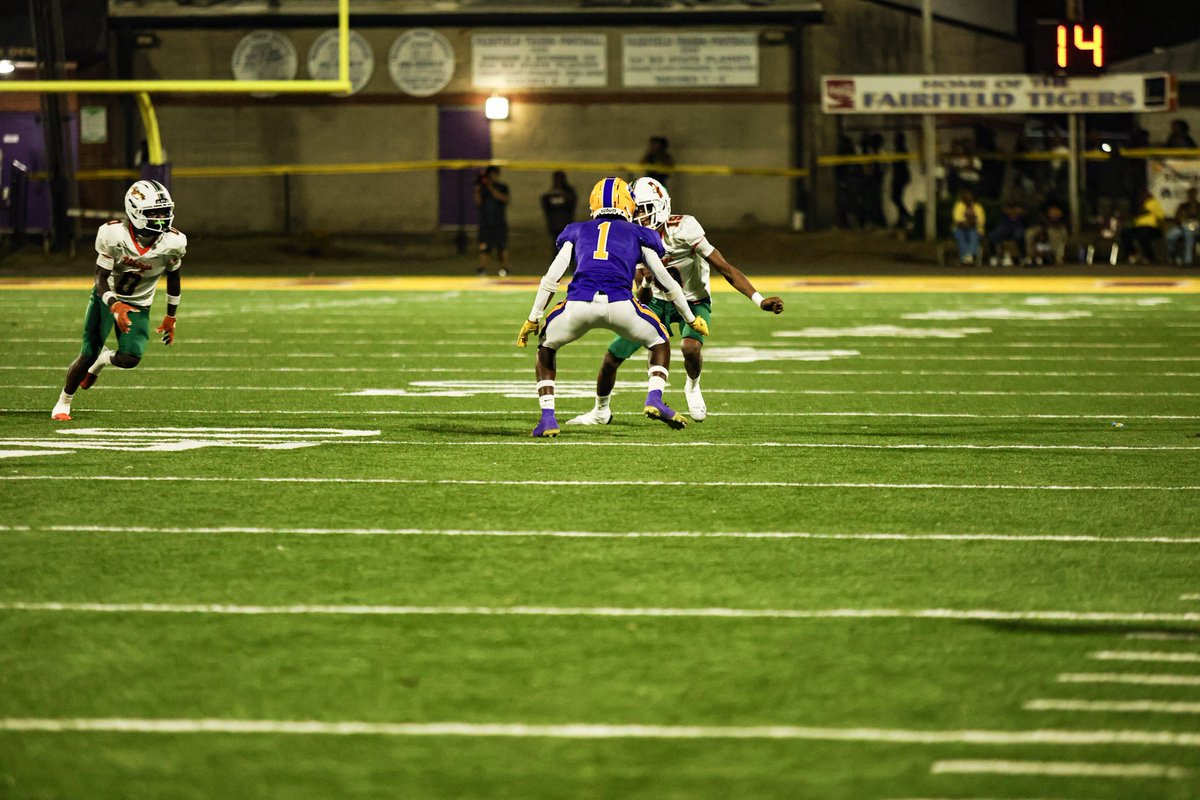 Antonioclips_'s tweet photo. @CoachOSimon Antonio CombsCo 27 6’1 CB/ATH 180lbs 40 4.5 
Fairfield Prepartory high school https://t.co/kz0AGTuFBD