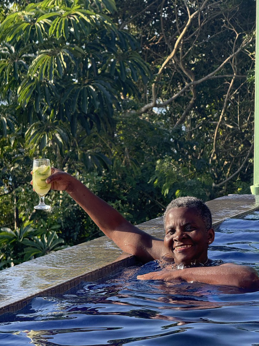 traemme's tweet photo. Levei minha mãe pra viajar pra primeira vez depois que comecei a viver de música.
Que sensação boa https://t.co/GVhLLoxocb