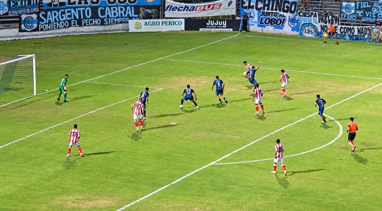 contextocomar's tweet photo. El offside fantasma contra San Martín en Jujuy que indigna a la Primera Nacional, y la burla de los árbitros a los tucumanos https://t.co/18aEUXRpJ5 https://t.co/HT4b7epdFp