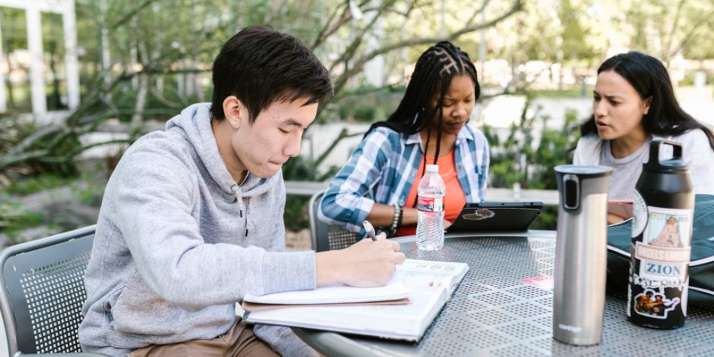 FSIStanford's tweet photo. A study from @jenjpan, @xuyiqing, and @yingjie_fan shows that self selection, home-country shocks, and host-country context all play a role in shaping the political ideology, attitude, and identity of Chinese students studying abroad.

📄 READ MORE: https://t.co/dGQ8W2AYfn https://t.co/vbQFFFWBZh