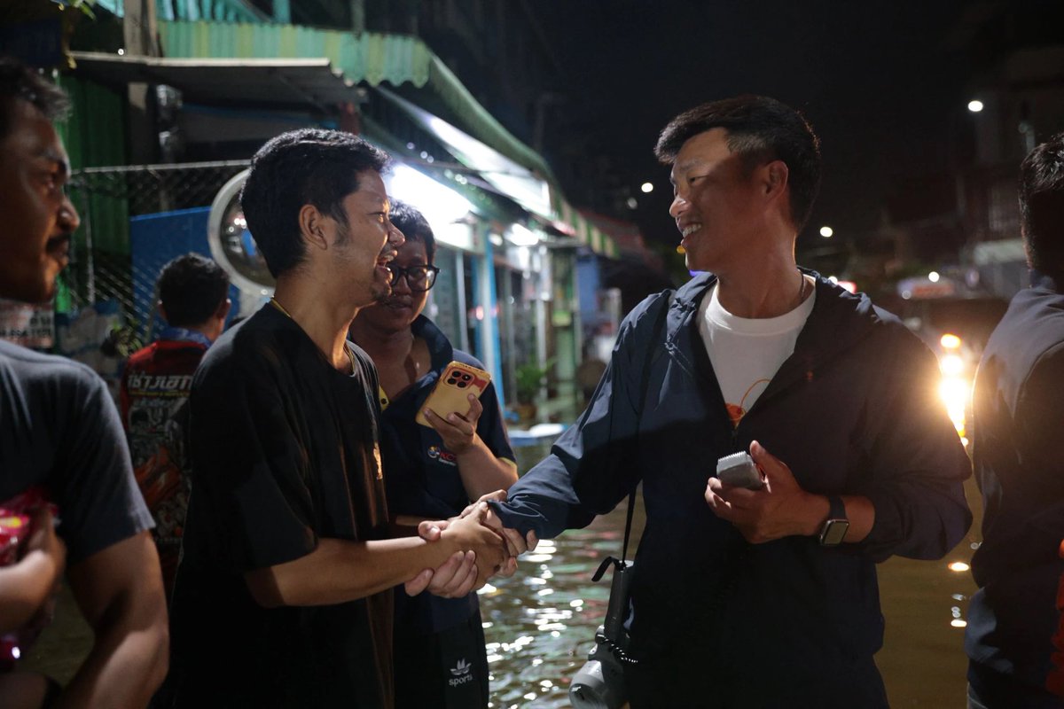 teng_pple's tweet photo. ค่ำวันนี้ผมลงพื้นที่บางพลี สมุทรปราการ พร้อมกับ พี่จ้อน พิจารณ์ เชาวพัฒนวงศ์ เลขาธิการพรรคประชาชน และ สส.ต้อง ยอดฉิม เพื่อส่งอาหารและน้ำดื่มให้พี่น้องประชาชนที่ได้รับผลกระทบจากน้ำท่วม หลายพื้นที่ในสมุทรปราการมีความเสี่ยงที่จะต้องอยู่กับน้ำอีกหลายวัน เพราะเป็นพื้นที่รับน้ำจากกรุงเทพฯ สิ่งที่ต้องทำตอนนี้��ือเร่งระบายน้ำออกจากพื้นที่ให้เร็วที่สุด เพื่อให้ประชาชนกลับมาใช้ชีวิตได้ตามปกติครับ