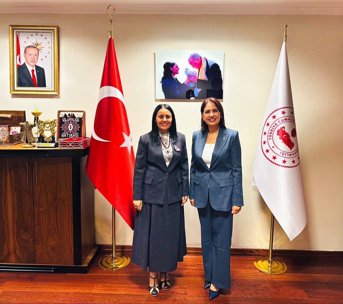 hatice_atan73's tweet photo. Azimleri ve fedakârlıklarıyla hepimizin güç kaynağı, bu davanın her zaman en öndeki temsilcileri olan;

AK Parti Hakkari İl Kadın Kolları Başkanı Güneş Hayva ve Denizli İl Kadın Kolları Başkanı Hilal Tütüncü bizleri ziyaret etti. 

Kadınların gücünü, liderliğini ve emeğini daha da görünür kılmak adına yapılabilecek yeni projeler ile ilgili sohbet ettik.
Biz; kadının emeğiyle, eliyle ve yüreğiyle büyüyen bir Türkiye için çalışıyoruz.

Birliğimiz daim olsun.

@tugbaisikercan
@GunesHyv
@hillaaallll