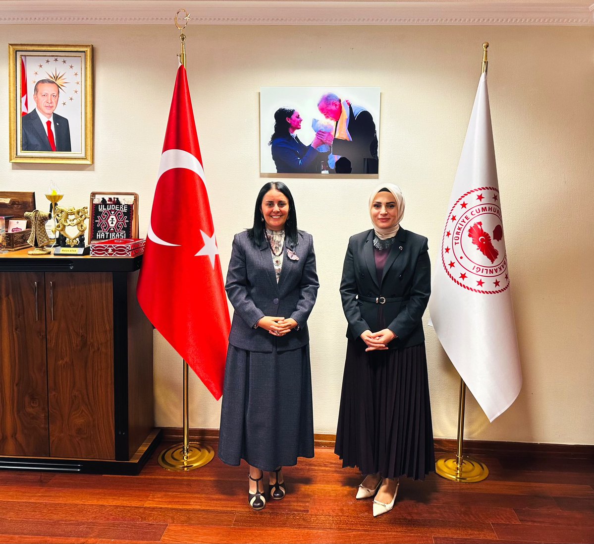 hatice_atan73's tweet photo. Azimleri ve fedakârlıklarıyla hepimizin güç kaynağı, bu davanın her zaman en öndeki temsilcileri olan;

AK Parti Hakkari İl Kadın Kolları Başkanı Güneş Hayva ve Denizli İl Kadın Kolları Başkanı Hilal Tütüncü bizleri ziyaret etti. 

Kadınların gücünü, liderliğini ve emeğini daha da görünür kılmak adına yapılabilecek yeni projeler ile ilgili sohbet ettik.
Biz; kadının emeğiyle, eliyle ve yüreğiyle büyüyen bir Türkiye için çalışıyoruz.

Birliğimiz daim olsun.

@tugbaisikercan
@GunesHyv
@hillaaallll