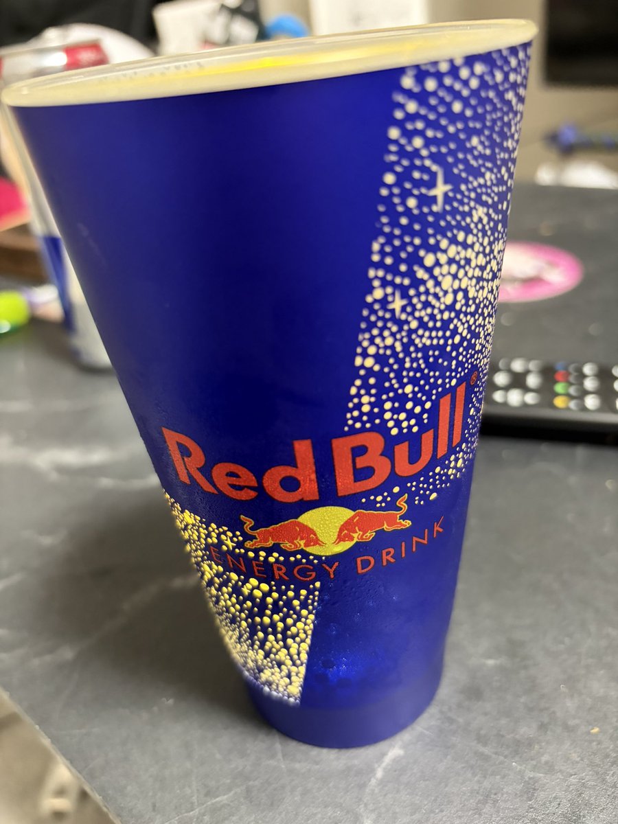 ustatn516's tweet photo. レッドブルのタンブラーめちゃくちゃ光ってておもろいwww https://t.co/HoQZeTof7U
