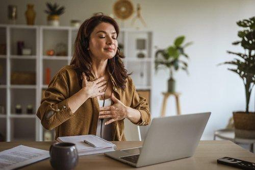 JeffCumminsSWS's tweet photo. A new study shows that a 20-second daily habit, when practiced in a certain way, leads to greater self-compassion and lower mental health symptoms over six-months. https://t.co/WfwY1ettjw https://t.co/nl1WKTE8hj