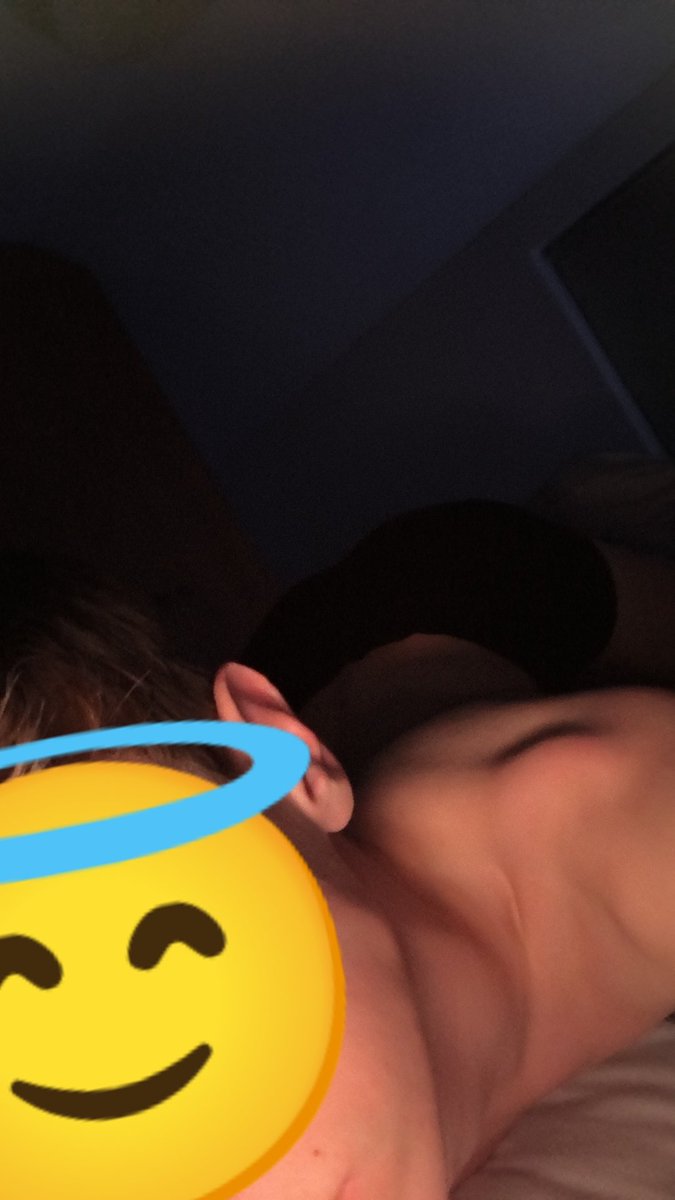 xChrisCx08's tweet photo. what do you wear to bed !? 😴 #bed #sleep #gay https://t.co/xVVqf4RDgn
