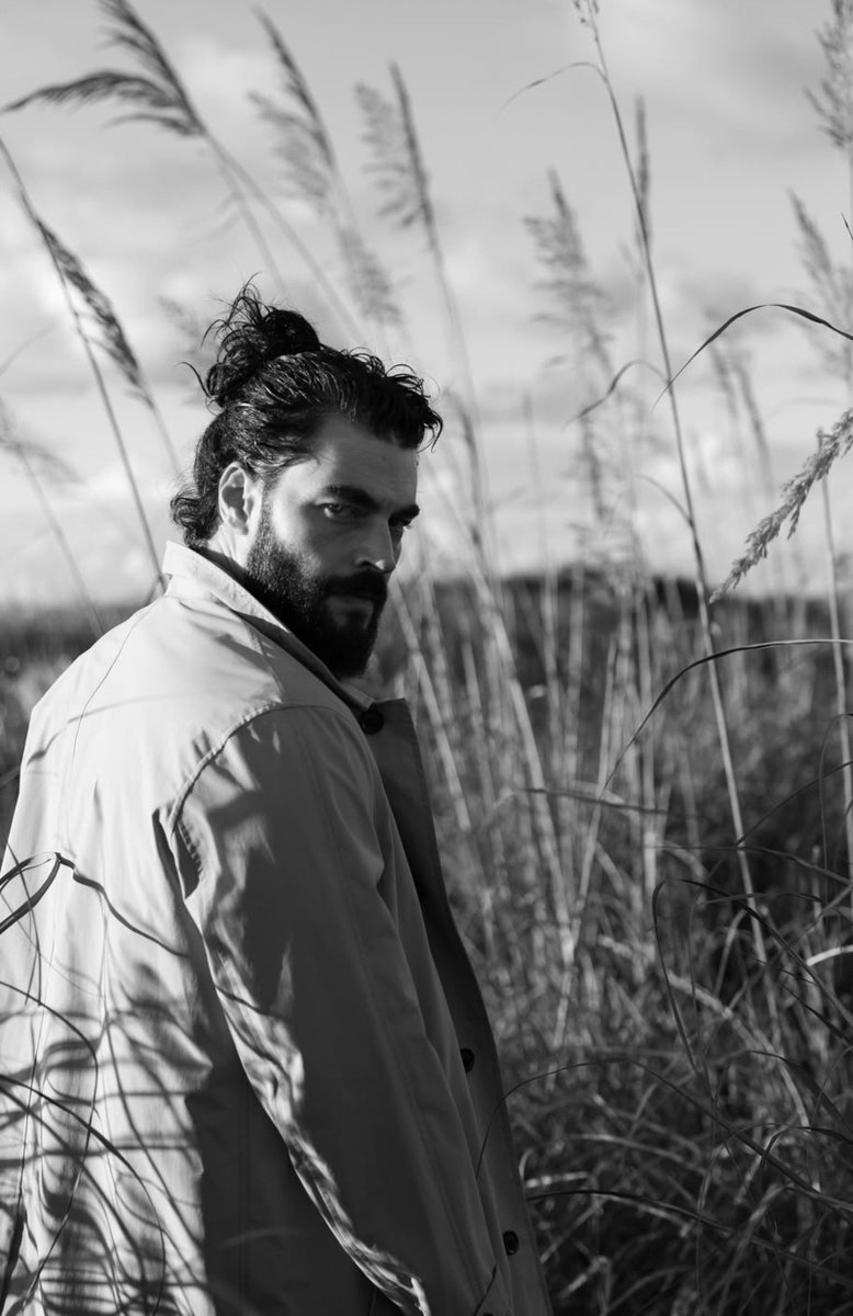 ElTa04993's tweet photo. So it was a photoshoot after all 
Here more photos 📸 
#AkınAkınözü in between https://t.co/1xRyejL8ti