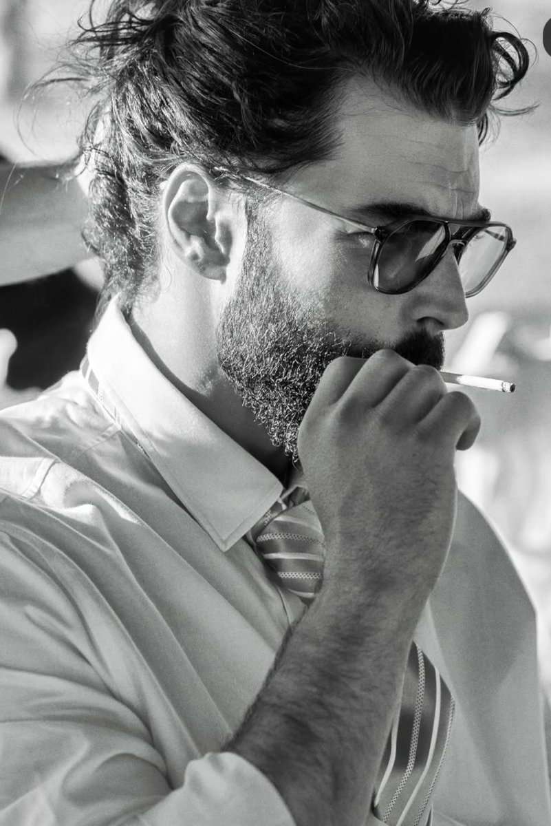 ElTa04993's tweet photo. So it was a photoshoot after all 
Here more photos 📸 
#AkınAkınözü in between https://t.co/1xRyejL8ti