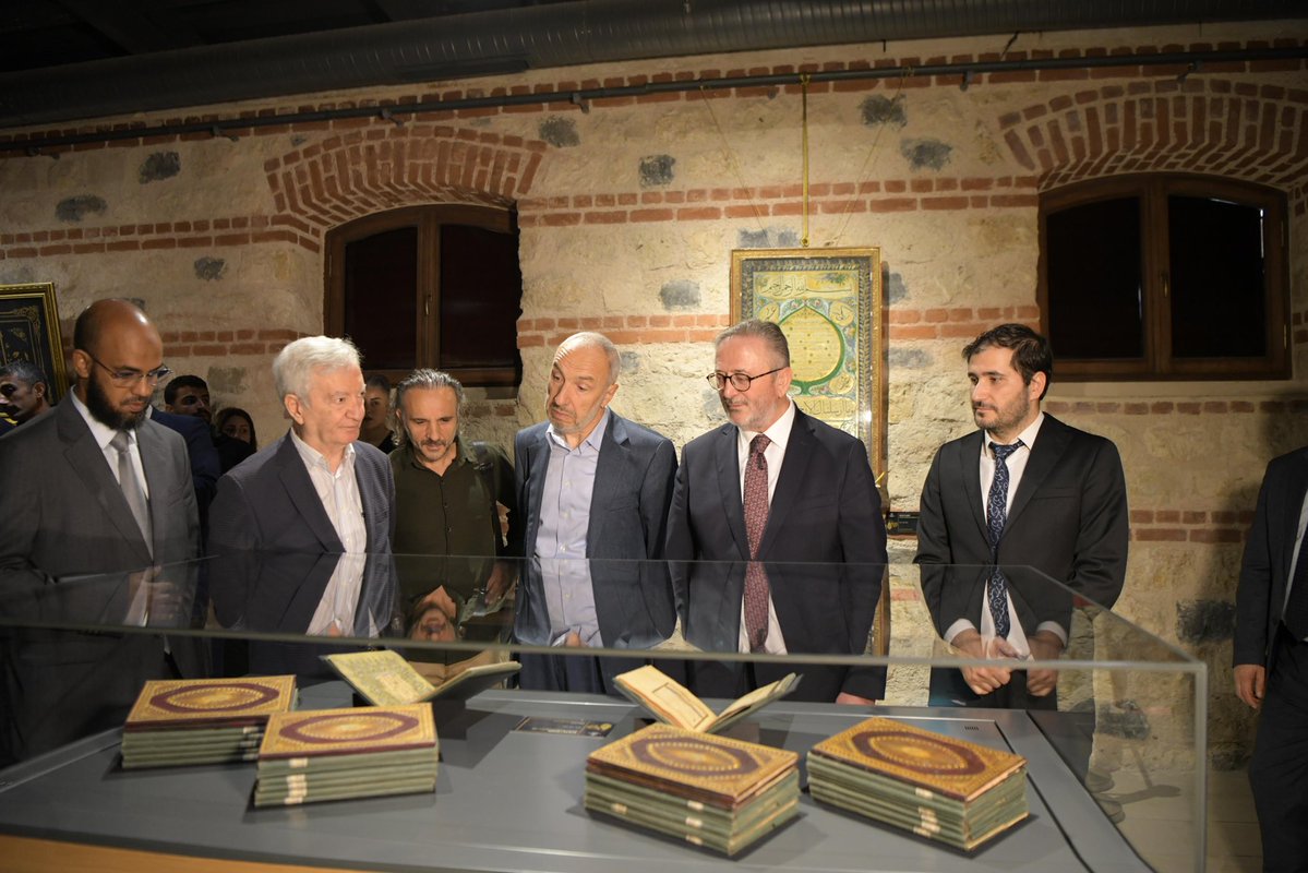 coskunyilmaz66's tweet photo. Ayasofya Hattatı” olarak da tanınan Kazasker Mustafa İzzet Efendi; Ayasofya ile özdeşleşmiş büyük bir hattat, musikişinas, Rumeli Kazaskerliği gibi Osmanlı ilmiye teşkilatının en üst mevkilerine yükselmiş, reîsülulemâlık rütbesi tevcih edilmiş büyük bir sanatkâr, âlim, yönetici ve Nakşî dervişidir. Yakın tarihimizin yetiştirdiği, tesirleri günümüzde de devam eden büyük bir tarihî şahsiyettir. Uzun, 75 sene, ve bereketli bir ömür sürmüştür. Bu sene vefatının 150. senesi.

Kazasker Mustafa İzzet Efendi’nin vefatının (15 Kadım 1876) 150. sene-i devriyesi münasebetiyle, İstanbul Kültür Yolu kapsamında TÜYEK tarafından hazırlanan, Kültür ve Turizm Bakanlığımızın “Hattın Efendisi Kazasker Mustafa İzzet Efendi” sergisinin açılışını; İstanbul Valimiz Sayın Davut Gül, Eyüpsultan Kaymakamımız Aslan Yurt, Uğur Derman, Çiçek Derman, Beşir Ayvazoğlu, Hüsrev Subaşı, Mehmet Özçay ve Mimar Nihal Özdemir hocalarımızın katılımıyla gerçekleştirdik.
Sergimizde Kazasker Mustafa İzzet Efendi’nin hat levhalarından yazma eserlerine, musiki mecmualarından neyine ve Ayasofya’daki hatlarının fotoğraflarına kadar çok farklı eserleri yer alıyor.
Emeği geçen herkese teşekkür ediyorum.
@MehmetNuriErsoy @TCKulturTurizm @gul_davut @TC_istanbul @yekgovtr @yasayanmirasktb @turkiyeky