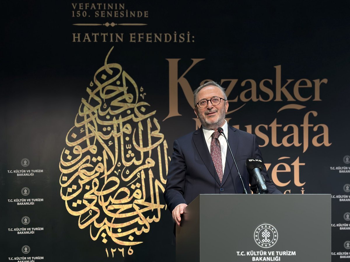 coskunyilmaz66's tweet photo. Ayasofya Hattatı” olarak da tanınan Kazasker Mustafa İzzet Efendi; Ayasofya ile özdeşleşmiş büyük bir hattat, musikişinas, Rumeli Kazaskerliği gibi Osmanlı ilmiye teşkilatının en üst mevkilerine yükselmiş, reîsülulemâlık rütbesi tevcih edilmiş büyük bir sanatkâr, âlim, yönetici ve Nakşî dervişidir. Yakın tarihimizin yetiştirdiği, tesirleri günümüzde de devam eden büyük bir tarihî şahsiyettir. Uzun, 75 sene, ve bereketli bir ömür sürmüştür. Bu sene vefatının 150. senesi.

Kazasker Mustafa İzzet Efendi’nin vefatının (15 Kadım 1876) 150. sene-i devriyesi münasebetiyle, İstanbul Kültür Yolu kapsamında TÜYEK tarafından hazırlanan, Kültür ve Turizm Bakanlığımızın “Hattın Efendisi Kazasker Mustafa İzzet Efendi” sergisinin açılışını; İstanbul Valimiz Sayın Davut Gül, Eyüpsultan Kaymakamımız Aslan Yurt, Uğur Derman, Çiçek Derman, Beşir Ayvazoğlu, Hüsrev Subaşı, Mehmet Özçay ve Mimar Nihal Özdemir hocalarımızın katılımıyla gerçekleştirdik.
Sergimizde Kazasker Mustafa İzzet Efendi’nin hat levhalarından yazma eserlerine, musiki mecmualarından neyine ve Ayasofya’daki hatlarının fotoğraflarına kadar çok farklı eserleri yer alıyor.
Emeği geçen herkese teşekkür ediyorum.
@MehmetNuriErsoy @TCKulturTurizm @gul_davut @TC_istanbul @yekgovtr @yasayanmirasktb @turkiyeky