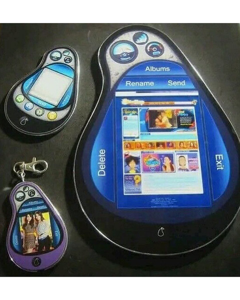 internetpreai's tweet photo. the pear phone from nickelodeon's icarly https://t.co/ATWbadPT8r