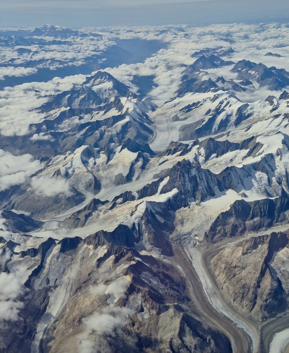 subfossilguy's tweet photo. The most heavily glaciated Alpine massif, seen from a plane few days ago! 🏔️

So bare...
Accumulation zones of Unteraar (lower R), Fiesch (mid) and Aletsch (up. mid) are the driest in living memory! 🧊🔥

Mt Blanc (up. L) far behind cloud-free Rhone valley! 

📷 by @Sushovan1409 https://t.co/bZg5LXAXoP