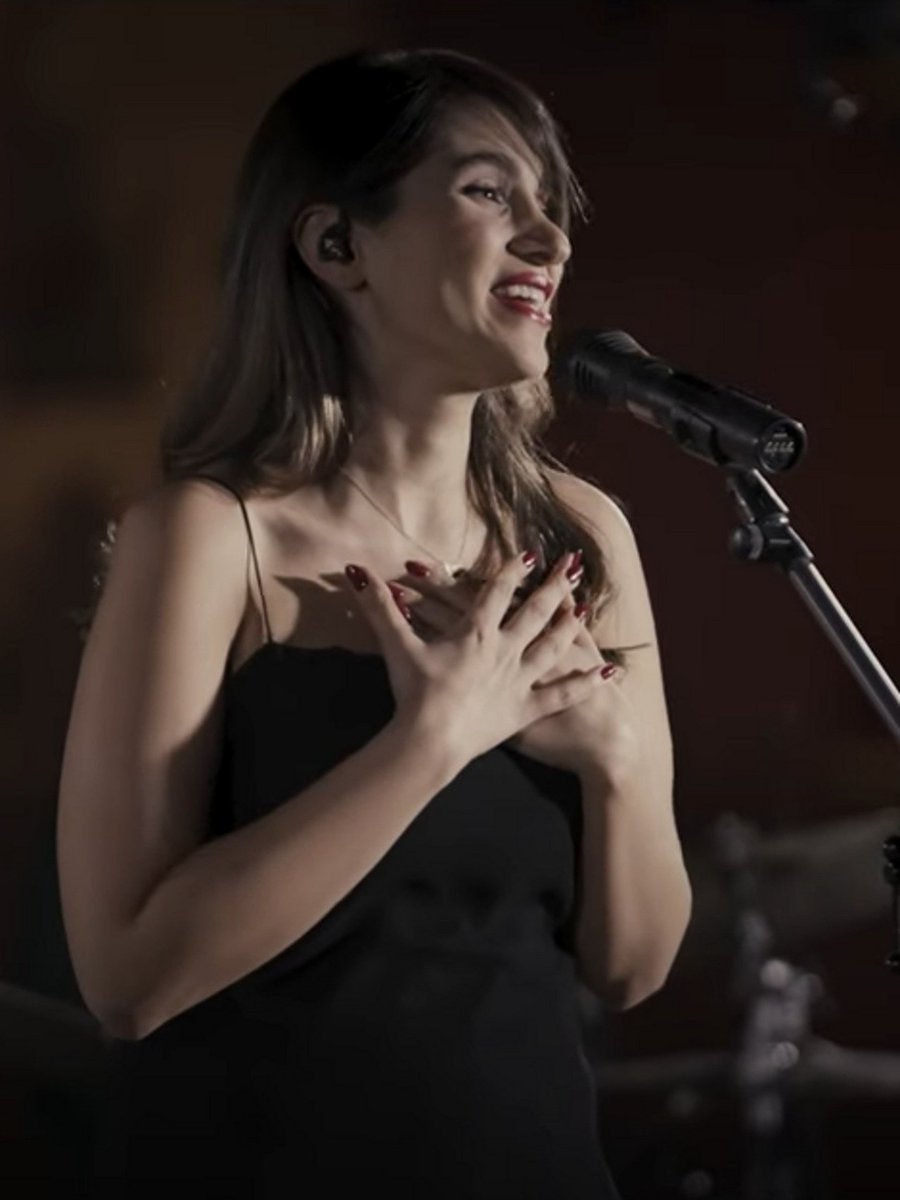 polymarketenesp's tweet photo. 🇮🇷‼️ | URGENTE — Irán acaba de confirmar una condena de 74 LATIGAZOS contra la cantante Parastoo Ahmadi por haber ofrecido un concierto sin velo.

Además de los latigazos, tendrá prohibido cantar y salir del país durante al menos dos años. https://t.co/GTDr46opE2