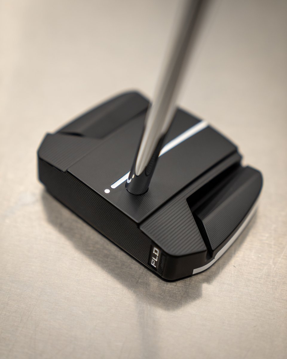 pingcanada's tweet photo. A custom Ally Blue Onset, built broomstick style — 490 grams, 46”, 10º lie, 3º loft 🧹 

#PLD Spotlight | Ally Blue Onset L, matte black finish, full-face horizontal grooves, Eye Q alignment technology, custom engraving. https://t.co/yvA16S446I