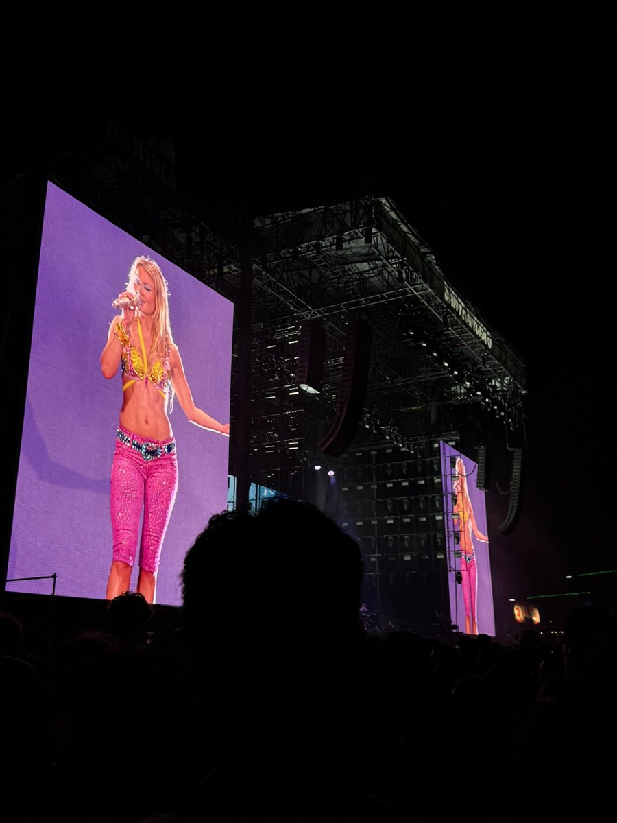 justjenniThings's tweet photo. best night ever 🥹 Zara Larsson and Swedish House Mafia got me 🤩 https://t.co/52N0qMaWkm