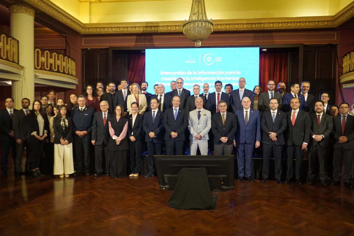 CNegro7's tweet photo. En el marco de la Presidencia Pro Tempore de Uruguay en el MERCOSUR, realizamos la apertura del encuentro regional sobre el fortalecimiento de la seguridad y cooperación fronteriza, coorganizado con EUROFRONT.

Trabajamos para fortalecer nuestras instituciones, mejorar nuestros mecanismos de intercambio de información y generar mejores condiciones para una respuesta coordinada frente a los desafíos que compartimos. 

La seguridad pública es la base de nuestras democracias y debe estar siempre al servicio de la libertad.