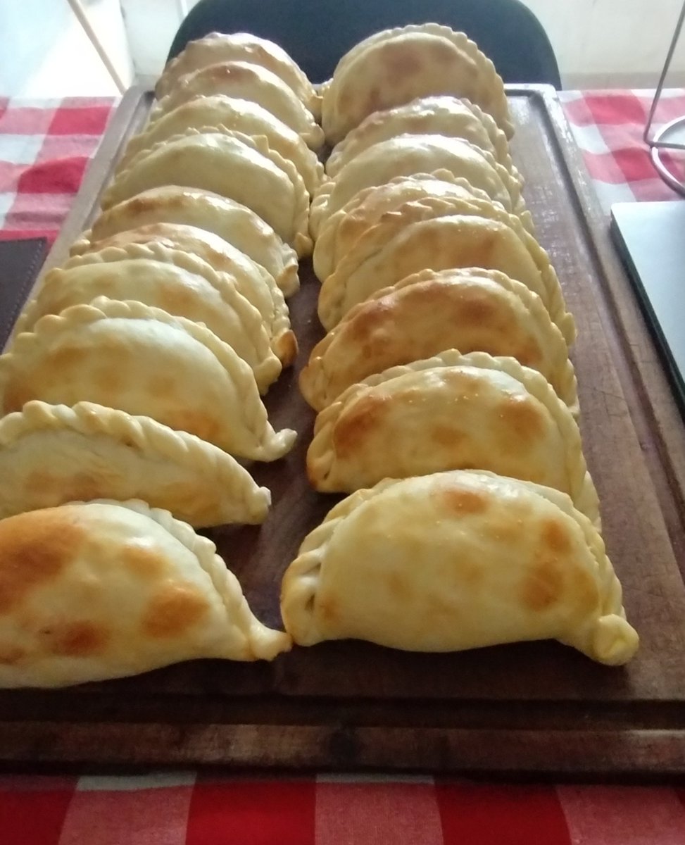 _sacred_silence's tweet photo. Hice empanadas para 2 :3 (12 para mi novio y 7 para mi) https://t.co/xuiKufovJu