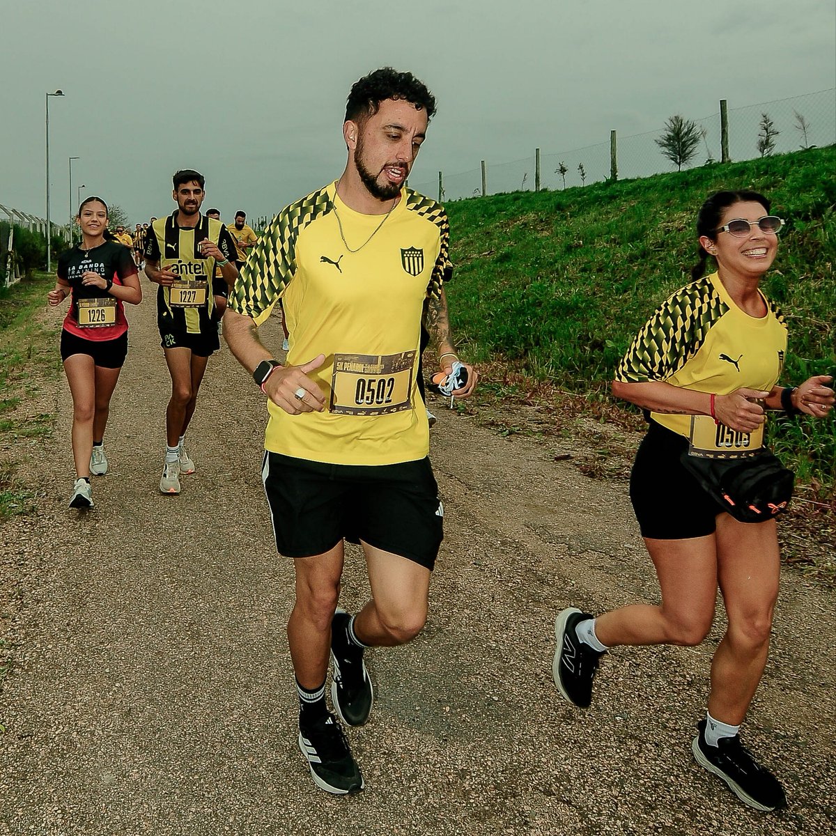 NicoGN19's tweet photo. Se corrió una 5k más con estos hermosos colores, siempre rodeado de buena gente. Esta vez tocó correr en sintonía con los jugadores del club (desgarrado)
Viva siempre Peñarol y su gente https://t.co/l7yDzmgsIP