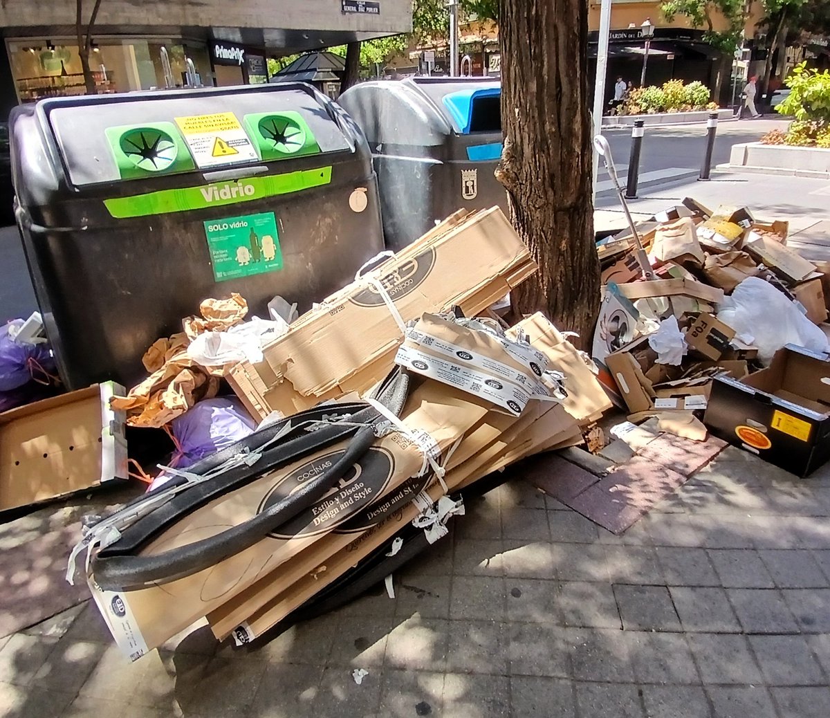 SoyVampi's tweet photo. #DesalojaLaBasuraMartínez
Madrid. Calle Alcántara, esquina de General Díaz Porlier con Hermosilla y calle Cardenal Belluga (Distrito de Salamanca).
@MADRID @AlmeidaPP_ https://t.co/Fkcw6usRtn