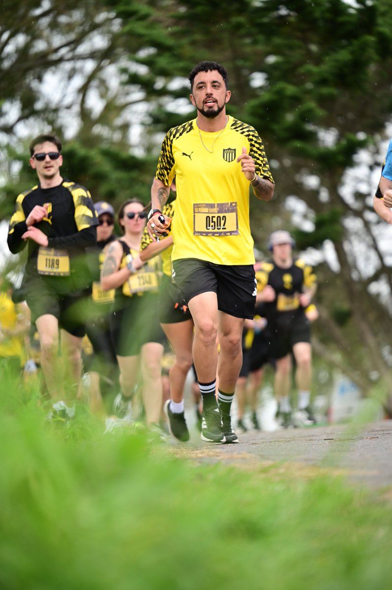 NicoGN19's tweet photo. Se corrió una 5k más con estos hermosos colores, siempre rodeado de buena gente. Esta vez tocó correr en sintonía con los jugadores del club (desgarrado)
Viva siempre Peñarol y su gente https://t.co/l7yDzmgsIP