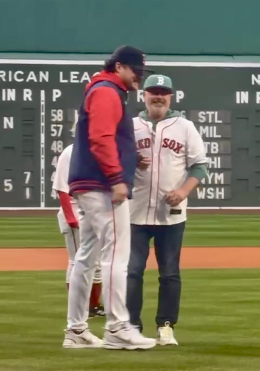 BillForry's tweet photo. Thanks to Boston Area Church League and @RedSox  for inviting me to participate in the pre-game ceremonies on Friday. 

Got to toss a pitch to Payton Tolle, watched the Sox beat the Cubs, saw a brilliant sunset w/ the fam. 

Magical night at Fenway Park. Let's go Sox! https://t.co/MXMlNwgkgT