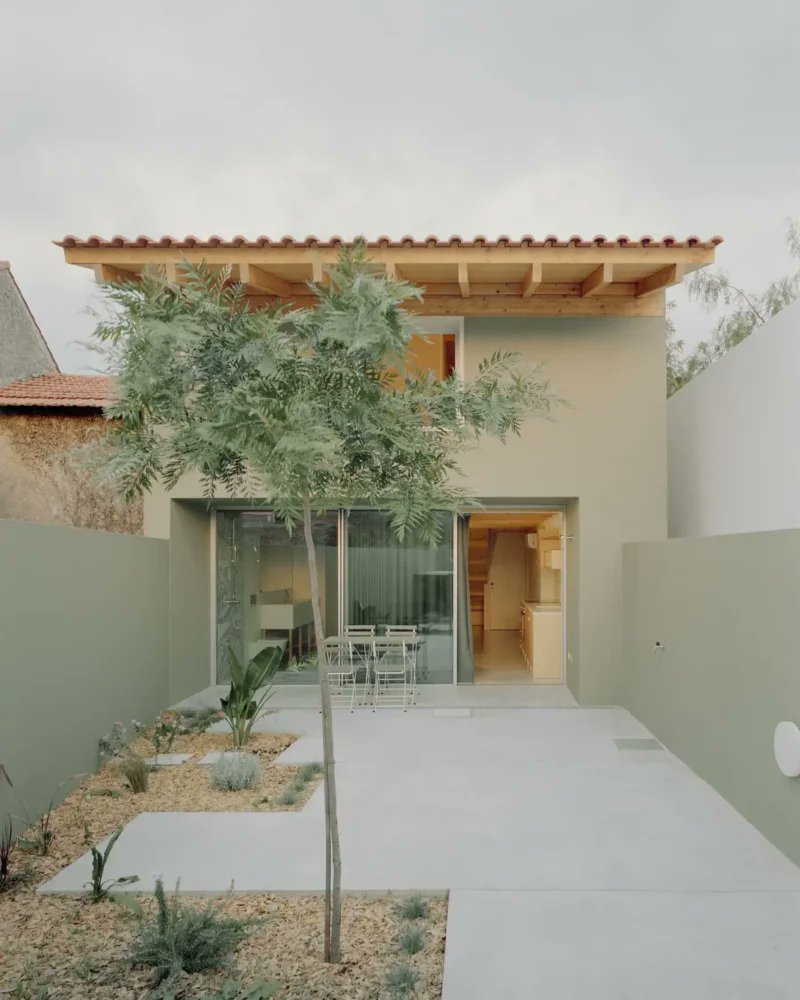 arqcommx's tweet photo. ¿Rehabilitar sin borrar la historia? 
Casa Verde Gago, de Bruno Dias Arquitectura, transforma un edificio histórico de Ansião, Portugal, en 2 departamentos. Madera, fachada verde y un antiguo sótano convertido en patio reinterpretan la vivienda tradicional. https://t.co/sGJNs9NP0O
