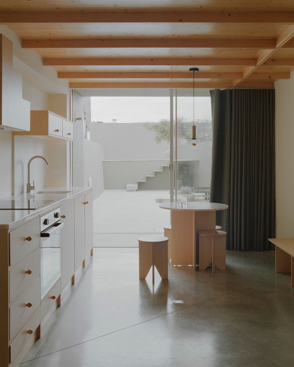 arqcommx's tweet photo. ¿Rehabilitar sin borrar la historia? 
Casa Verde Gago, de Bruno Dias Arquitectura, transforma un edificio histórico de Ansião, Portugal, en 2 departamentos. Madera, fachada verde y un antiguo sótano convertido en patio reinterpretan la vivienda tradicional. https://t.co/sGJNs9NP0O