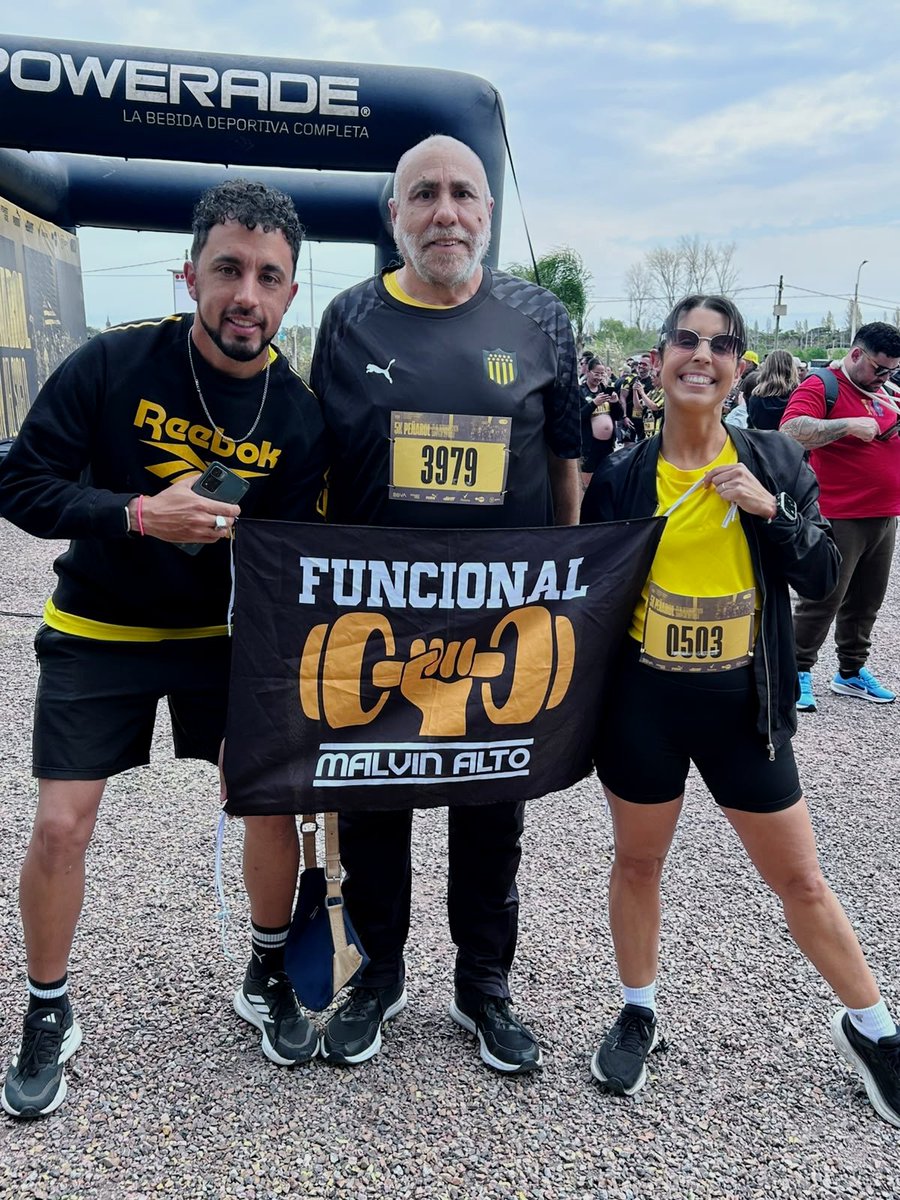 NicoGN19's tweet photo. Se corrió una 5k más con estos hermosos colores, siempre rodeado de buena gente. Esta vez tocó correr en sintonía con los jugadores del club (desgarrado)
Viva siempre Peñarol y su gente https://t.co/l7yDzmgsIP