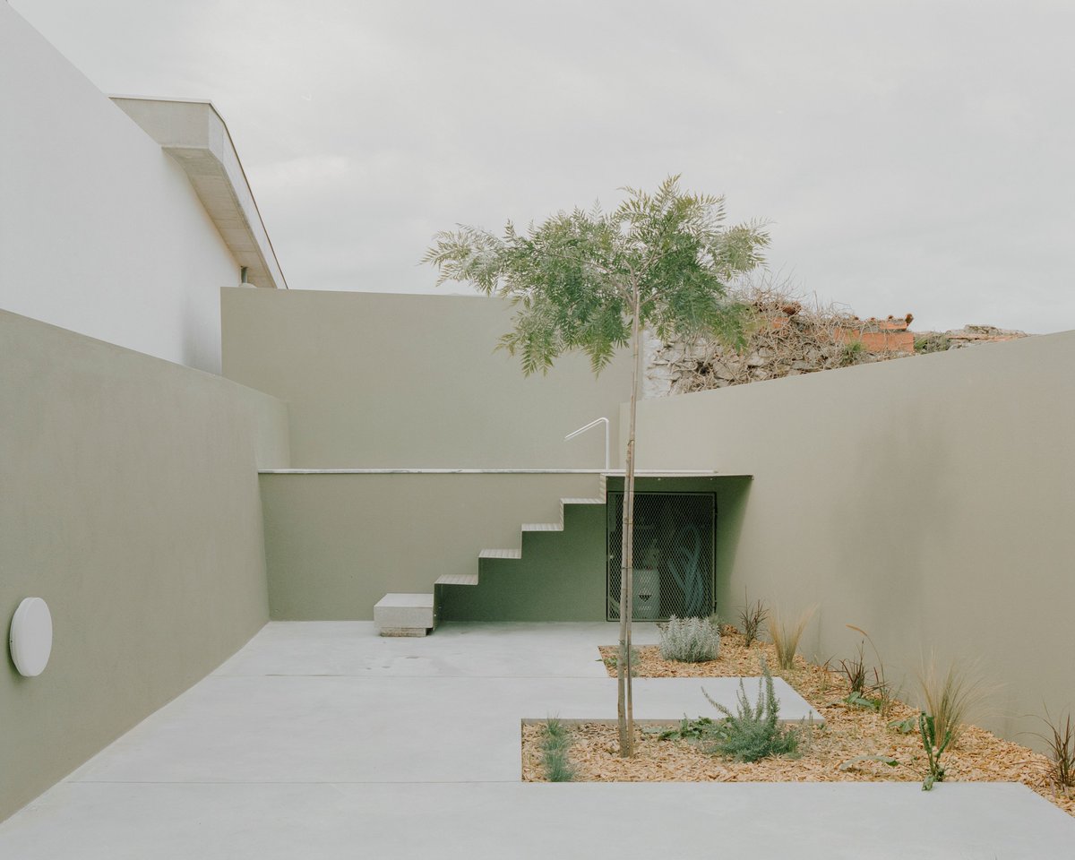 arqcommx's tweet photo. ¿Rehabilitar sin borrar la historia? 
Casa Verde Gago, de Bruno Dias Arquitectura, transforma un edificio histórico de Ansião, Portugal, en 2 departamentos. Madera, fachada verde y un antiguo sótano convertido en patio reinterpretan la vivienda tradicional. https://t.co/sGJNs9NP0O