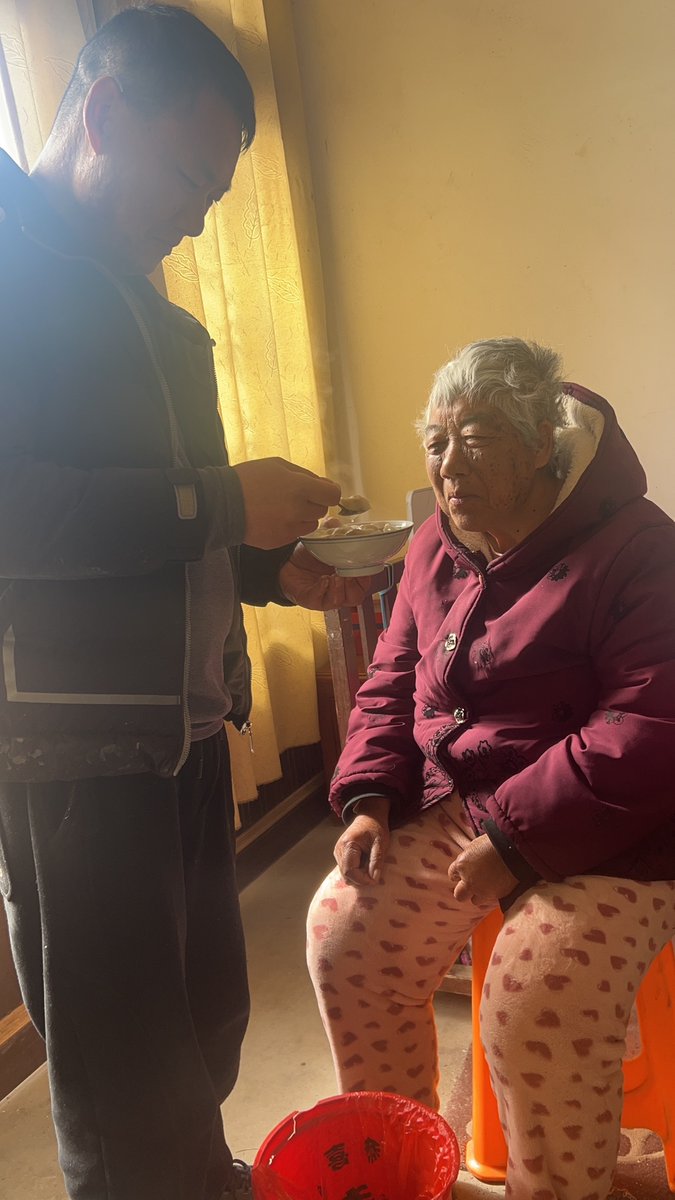 Cicely2jhh's tweet photo. Hoy ayudé a la abuela Carmen a llevar las compras, ella me regaló unas galletas caseras. La vecindad es amor! https://t.co/8qnehqfCm6