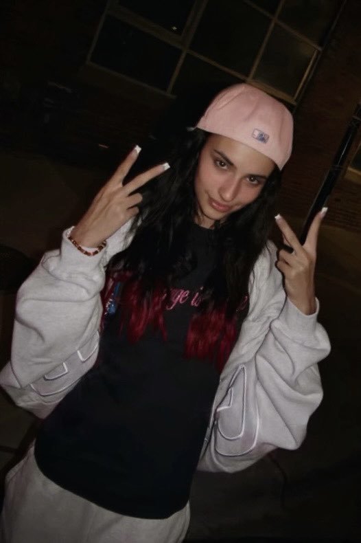 baddiesolari's tweet photo. Las chicas no queremos  un novio, las chicas queremos a kylie cantrall cuando usa gorras para atrás https://t.co/QNNEyZzgDE