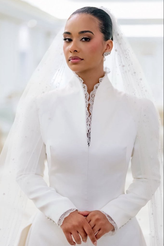IamJoe_lOmiat's tweet photo. I swear there’s a certain glow women get when they become brides.

It’s almost like the day brings out a different kind of beauty. 🤍🥰 https://t.co/oQWotzIHGO