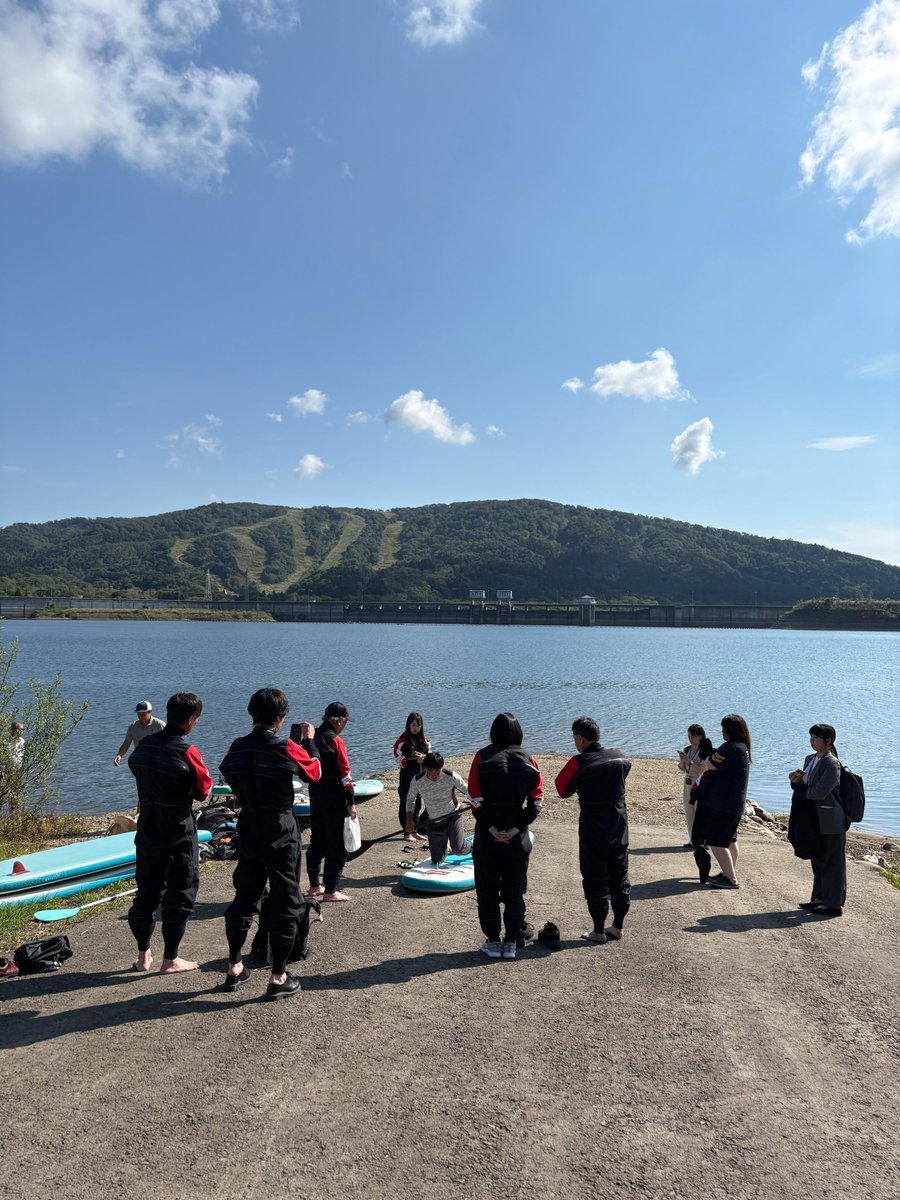 mlit_hkd_hk's tweet photo. 【美利河ダムでSUPモニターツアー】
檜山振興局主催の #SUP モニターツアーが #美利河ダム で開催されました。参加者の皆さんは事前講習や安全対策を確認した後、広々としたダム湖面でSUPを体験。美利河ダムの新たな魅力や利活用の可能性を体感していただきました。 https://t.co/Cc9Lwvo4J8