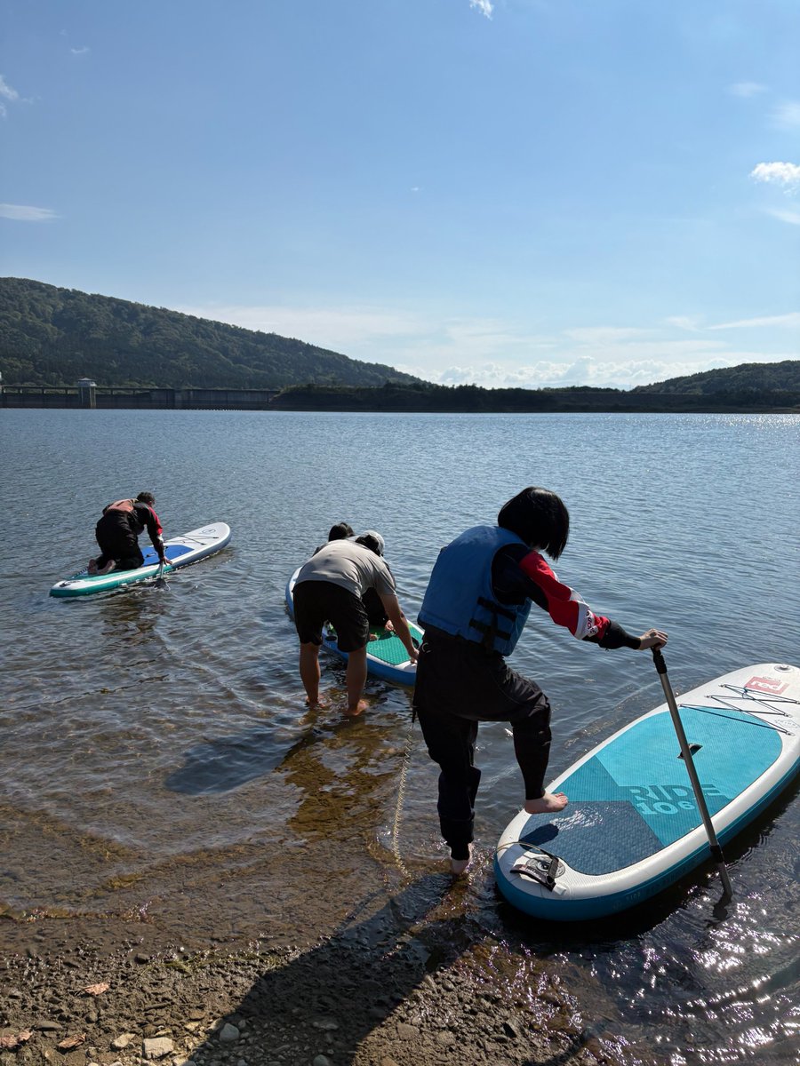 mlit_hkd_hk's tweet photo. 【美利河ダムでSUPモニターツアー】
檜山振興局主催の #SUP モニターツアーが #美利河ダム で開催されました。参加者の皆さんは事前講習や安全対策を確認した後、広々としたダム湖面でSUPを体験。美利河ダムの新たな魅力や利活用の可能性を体感していただきました。 https://t.co/Cc9Lwvo4J8