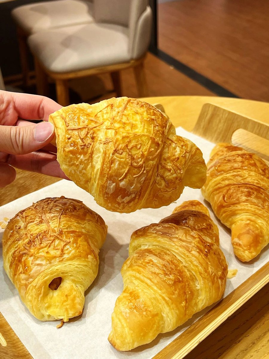 Atkinert's tweet photo. Hoy hornee mis primeros croissants caseros: hojaldre crujiente, relleno cremoso y un café perfecto para acompaar  El sabor de la dedicación! https://t.co/jtxcVsulo0