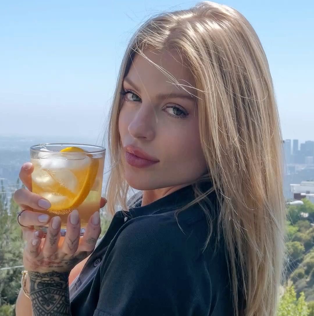 stagepopbr's tweet photo. 🚨 MAIS UM! O senador Carlos Viana (PSD) acionou o TSE contra Luísa Sonza por suposto “showmício” durante um show em Londrina (PR).

A denúncia ocorre após a cantora declarar apoio a Lula durante o festival Tropicadelia. Lucas Pavanato (PL-SP) também acionou o TSE contra Luísa pelo mesmo episódio.